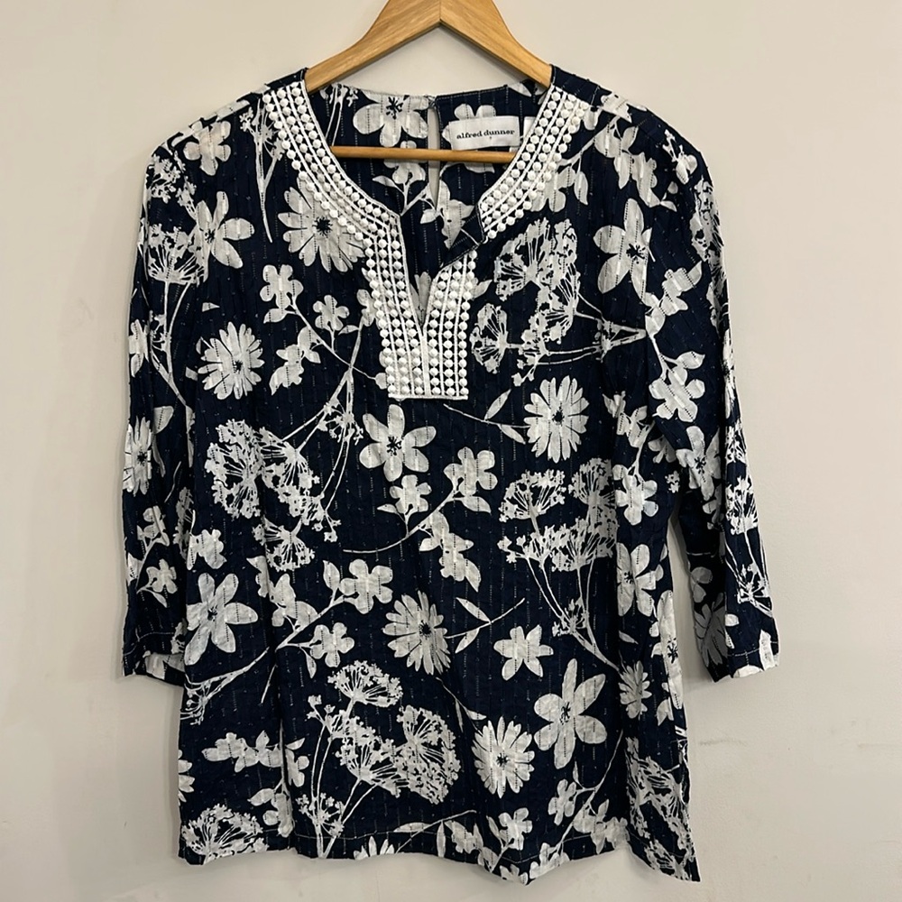Alfred Dunner Navy/White Floral Tunic! Sz 16 Pre-owned Excellent condition.